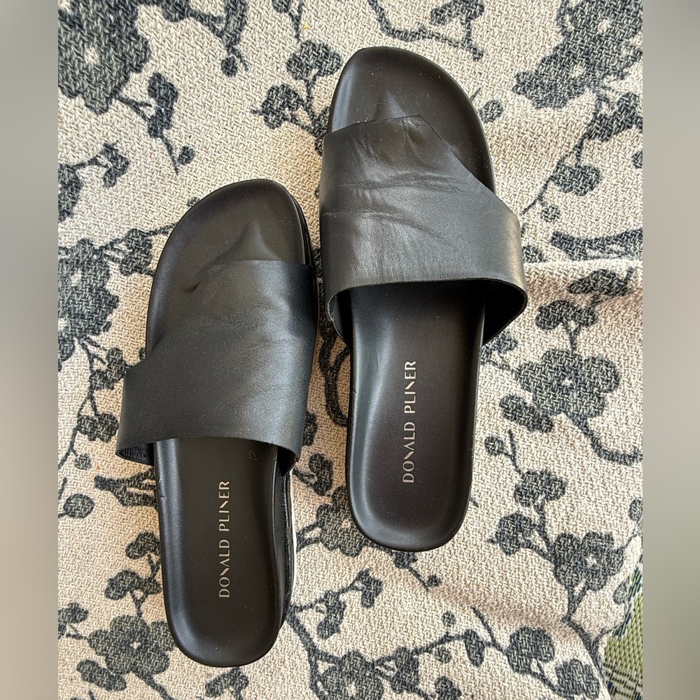 Donald J. Pliner Women's Black Slide Sandals SZ 9.5 like new